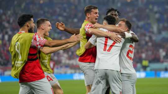 Švajčiarsky futbalista Ruben Vargas sa teší so spoluhráčmi po góle Rema Freulera počas zápasu základnej G-skupiny Srbsko - Švajčiarsko na majstrovstvách sveta vo futbale v katarskom meste Dauha.