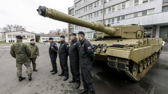 Na ilustračnej snímke tank Leopard 2A4.