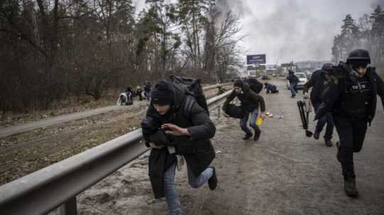 Pohľady z okolia mosta v meste Irpin, severozápadne od Kyjeva, výbuchy niekoľko metrov odtiaľ počas evakuácie civilistov .