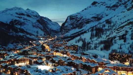 Na snímke lyžiarske stredisko v francúzskom Val-d'Isère spolu s ubytovacími zariadeniami.