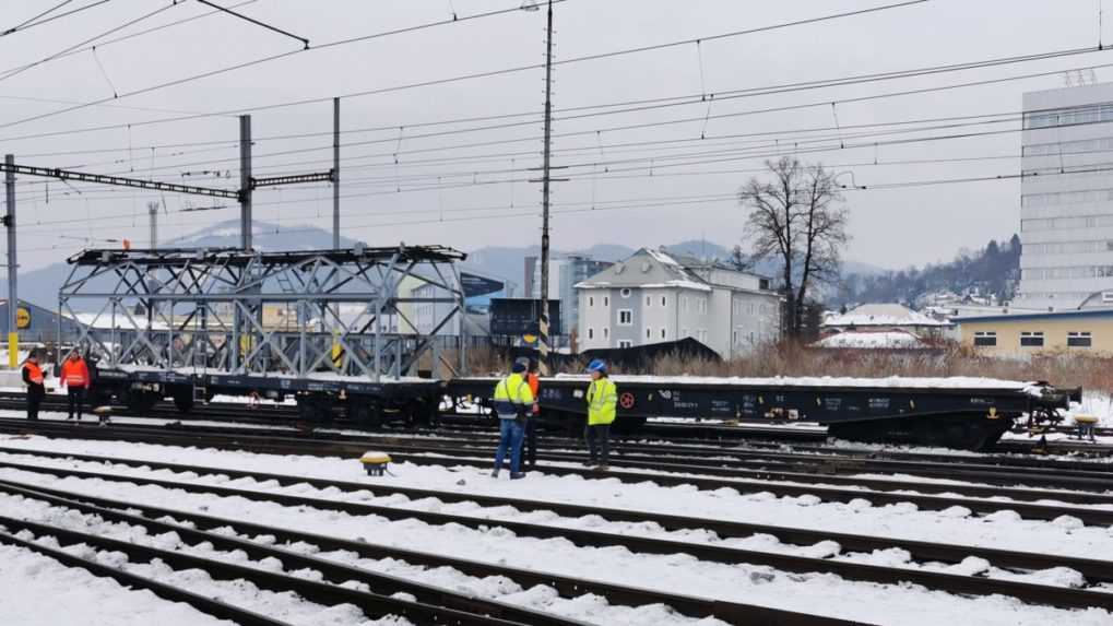 V Žiline sa vykoľajil vlak