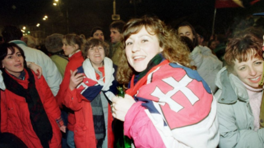 Na archívnej snímke zábery ľudí, ktorí v mestách oslavovali vznik samostatnej Slovenskej republiky