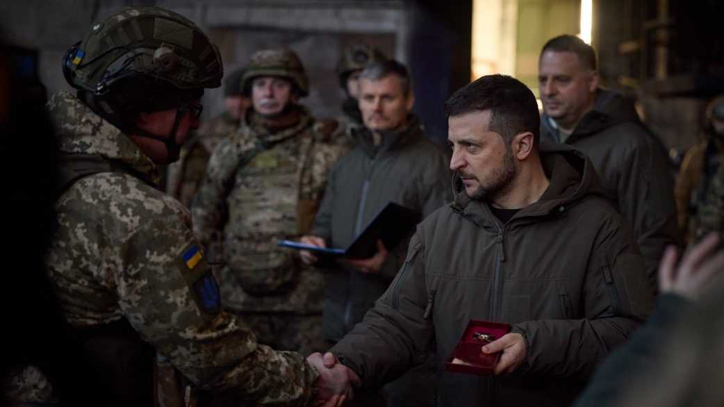 Podmienky pre ukrajinsk&yacute;ch vojakov by sa mali zmeniť. Zelenskyj im prisľ&uacute;bil vy&scaron;&scaron;ie platy aj postupn&eacute; prep&uacute;&scaron;ťanie