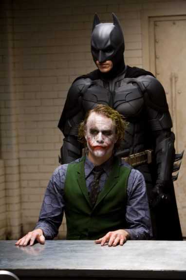 Heath Ledger ako Joker a Christian Bale ako Batman vo filme Temný rytier.