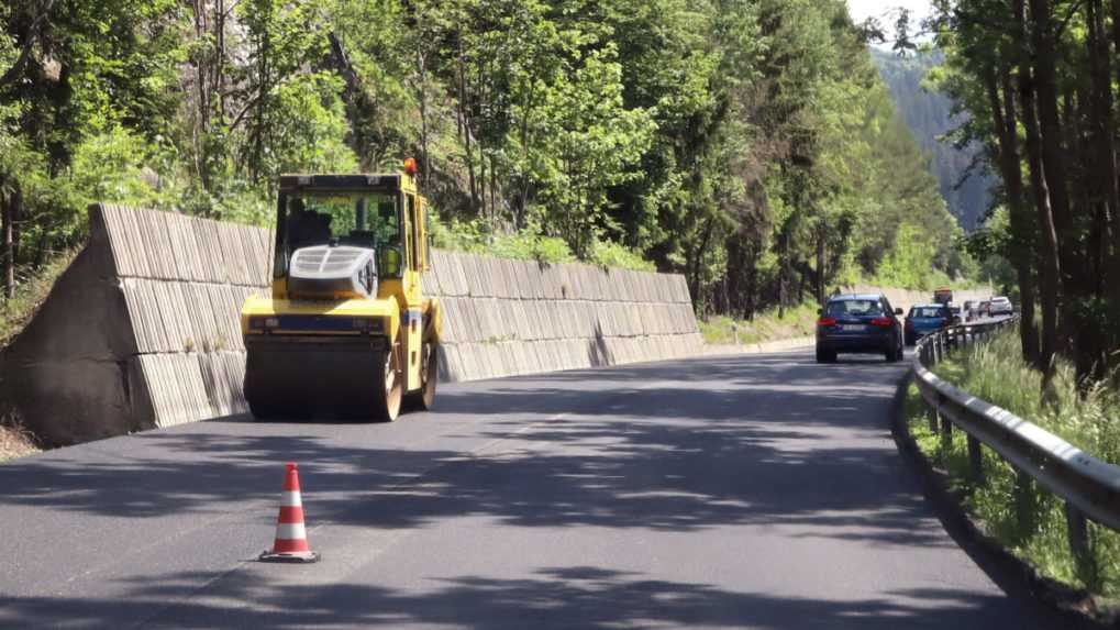 Protestujúci na Starých Horách blokovali hlavný cestný ťah pri vypnutom osvetlení