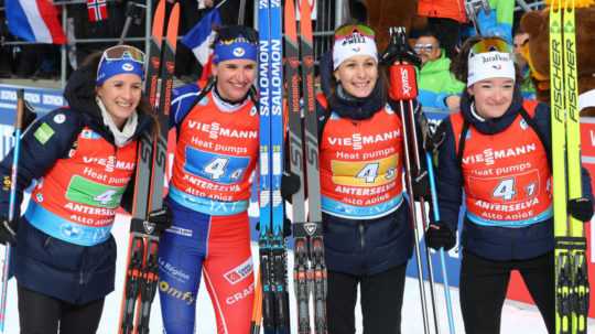 Francúzske biatlonistky v zložení Lou Jeanmonotová, Anais Chevalierová-Bouchetová, Chloe Chevalierová Julia Simonová.