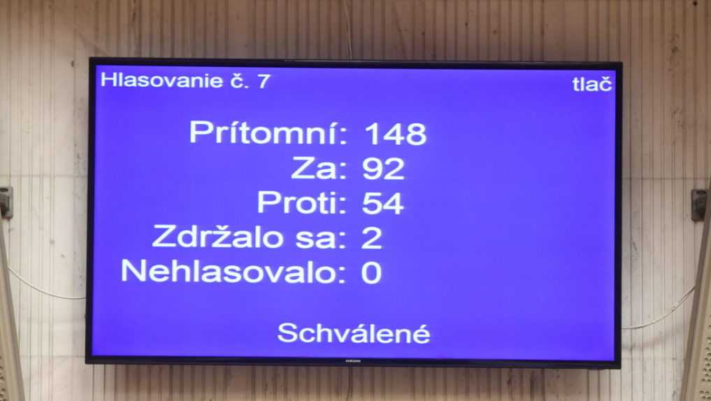 Na snímke tabuľa s výsledkom hlasovania o predčasných voľbách počas 82. schôdze NR SR.