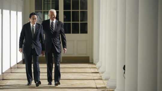 Americký prezident Joe Biden a japonský premiér Fumio Kišida.