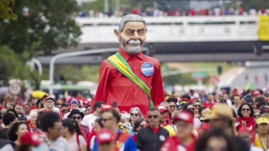 Sympatizanti novozvoleného brazílskeho prezidenta Luiza Inácia Lulu da Silvu zapĺňajú hlavnú ulicu pred jeho inauguráciou.