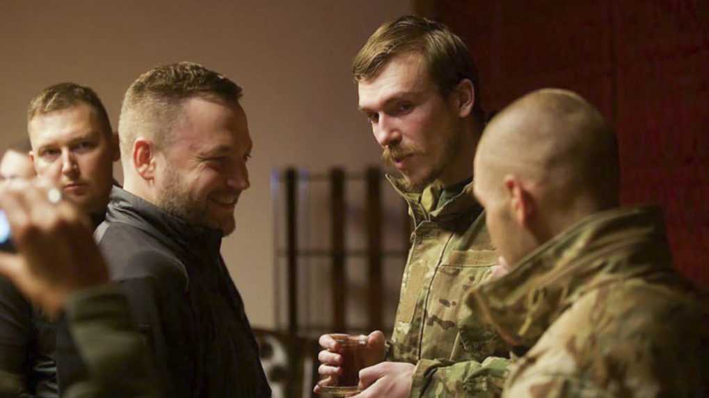 Na snímke ukrajinský minister vnútra Denys Monastyrskyj (druhý vľavo).