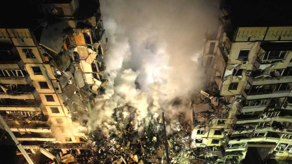 Záchranári prehľadávajú trosky výškovej obytnej budovy, ktorú zasiahla raketa ruskej armády v Dnipre.