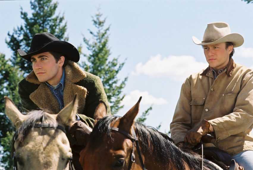 Jake Gyllenhaal (vľavo) a Heath Ledger na koňoch počas natáčania filmu Skrotená hora.