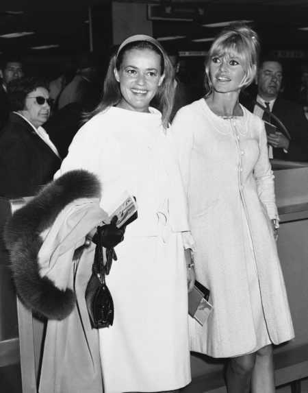 Na archívnej snímke z 26. mája 1965 francúzske herečky Jeanne Moreau (vľavo) a Brigitte Bardotová prichádzajú na parížske letisko Orly.