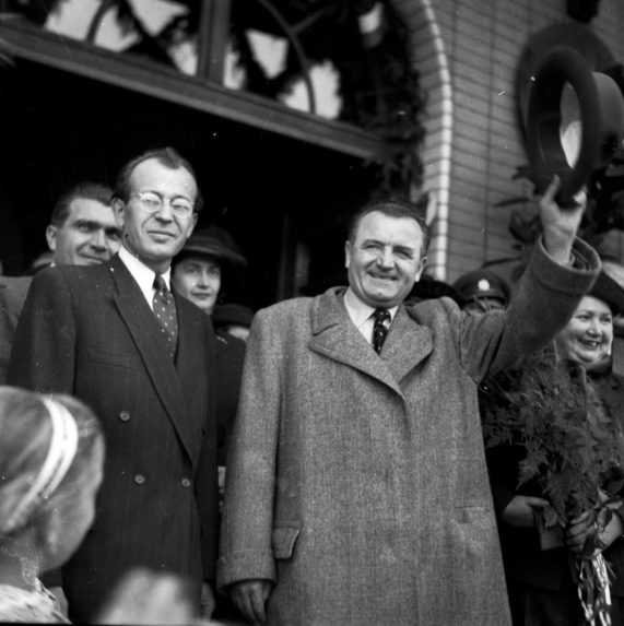 Po pravici Klementa Gottwalda stojí Gustáv Husák.