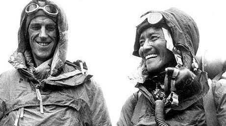 Na archívnej snímke novozélanďan Edmund Percival Hillary (vľavo) a nepálsky horolezec Tenzing Norgay, ktorí v roku 1953 ako prví dosiahli vrchol Mount Everestu.