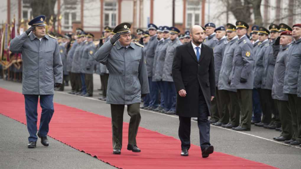 Na snímke v popredí sprava minister obrany Jaroslav Naď.