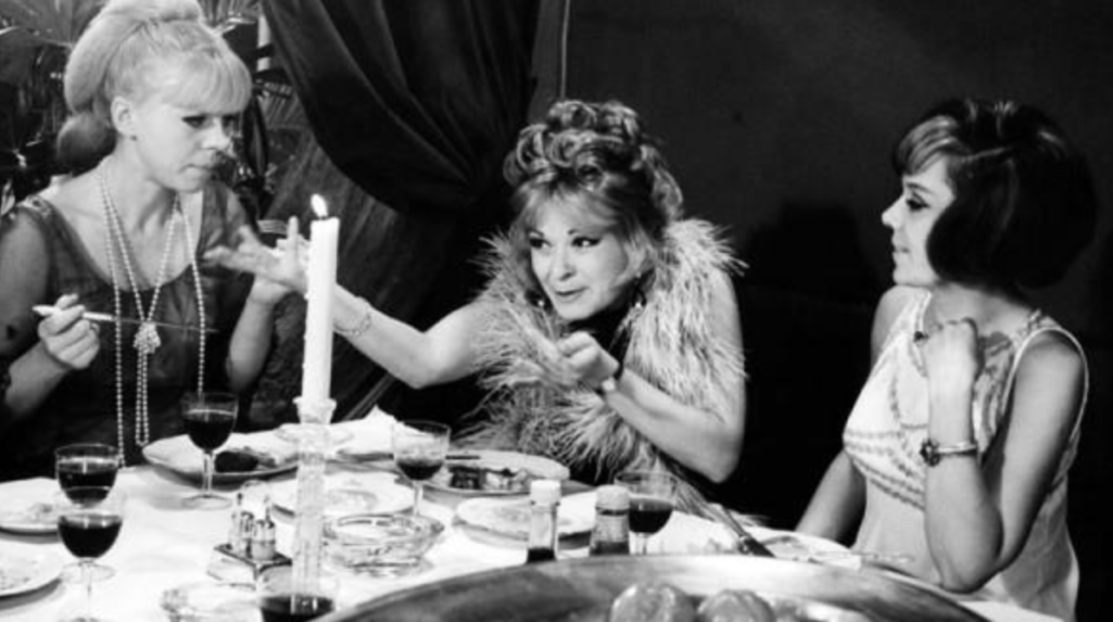 Na archívnej snímke české herečky z pravej strany Jiřina Jirásková, Jiřina Bohdalová a Iva Janžurová vo filme Světáci.