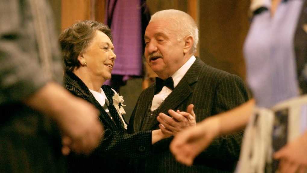 Slovenský herec Marián Labuda ako Leon a Jiřina Jirásková ako Helena na generálnej skúške hry Jeana-Clauda Grumberga Krajčírsky salón.