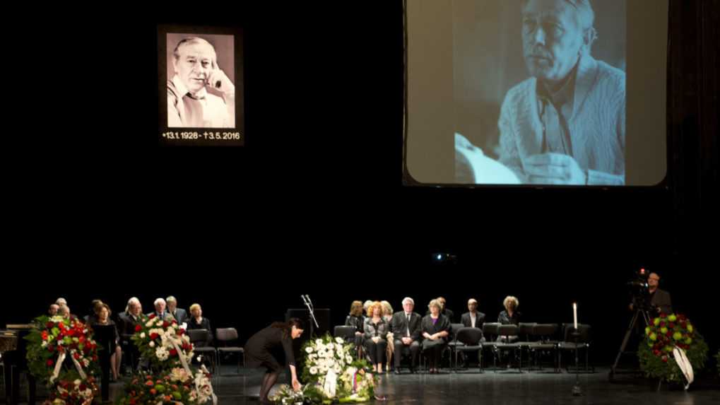 Snímka z poslednej rozlúčky so zosnulým hercom Karolom Machatom v historickej budove Slovenského národného divadla.
