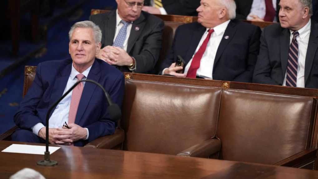 Na snímke vpredu republikánsky kandidát na predsedu snemovne amerického Kongresu Kevin McCarthy.
