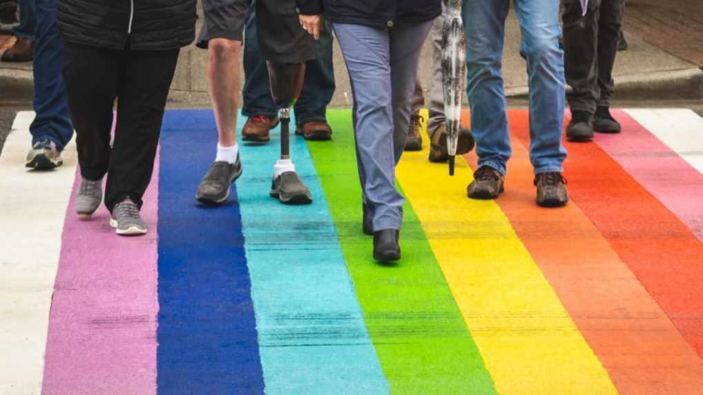 V gej kluboch a baroch po celej Moskve podnikli razie. Súd označil hnutie LGBTQ+ za extrémistickú skupinu