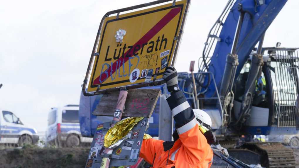 Pracovn&iacute;k nemeckej energetickej spoločnosti RWE d&aacute;va dole značku s n&aacute;zvom dediny.