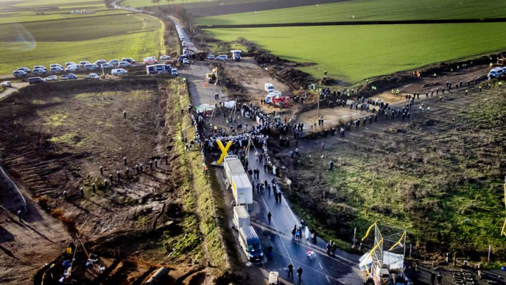 Na snímke policajti a demonštranti počas stretnutia na ceste do vysídlenej dediny Lützerath.
