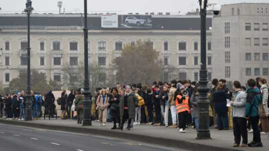 Ľudia vytvárajú živú reťaz na Margitinom moste v Budapešti.