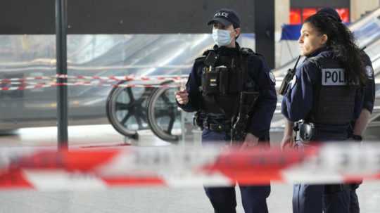 Policajti hliadkujú na vlakovej stanici Gare du Nord v Paríži.