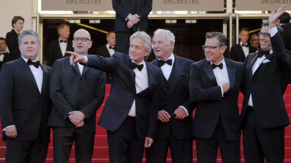 Na snímke zľava scenárista Scott Thorson, režisér Steven Soderbergh, herec Michael Douglas, producent Jerry Weintraub, herec Matt Damon a Richard Lagravanese.