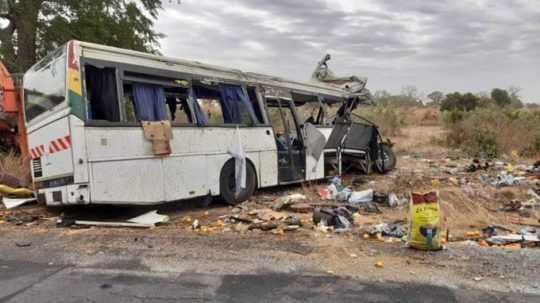 Na snímke autobus po zráźke.