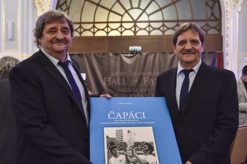 Bývalí futbalisti Jozef (vľavo) a Ján Čapkovičovci počas krstu knihy o legendárnych dojčatách.
