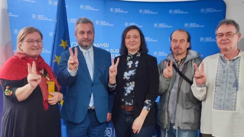 Na snímke druhý zľava predseda OKS Ondrej Dostál.