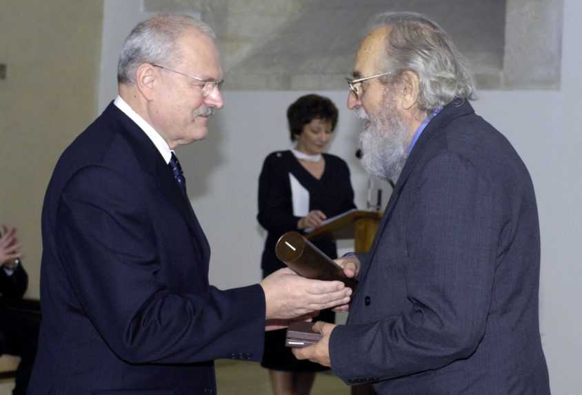 Vtedajší prezident Ivan Gašparovič odovzdáva Jozefovi Jablonickému Pribinov kríž I. triedy.