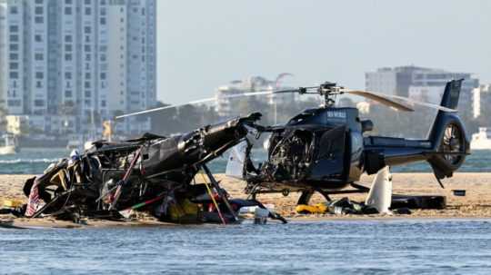 Na snímke dve helikoptéry po zrážke na pláži v Austrálii