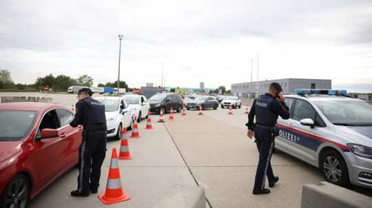 Policajti kontrolujú vodičov na rakúsko-slovenských hraniciach.