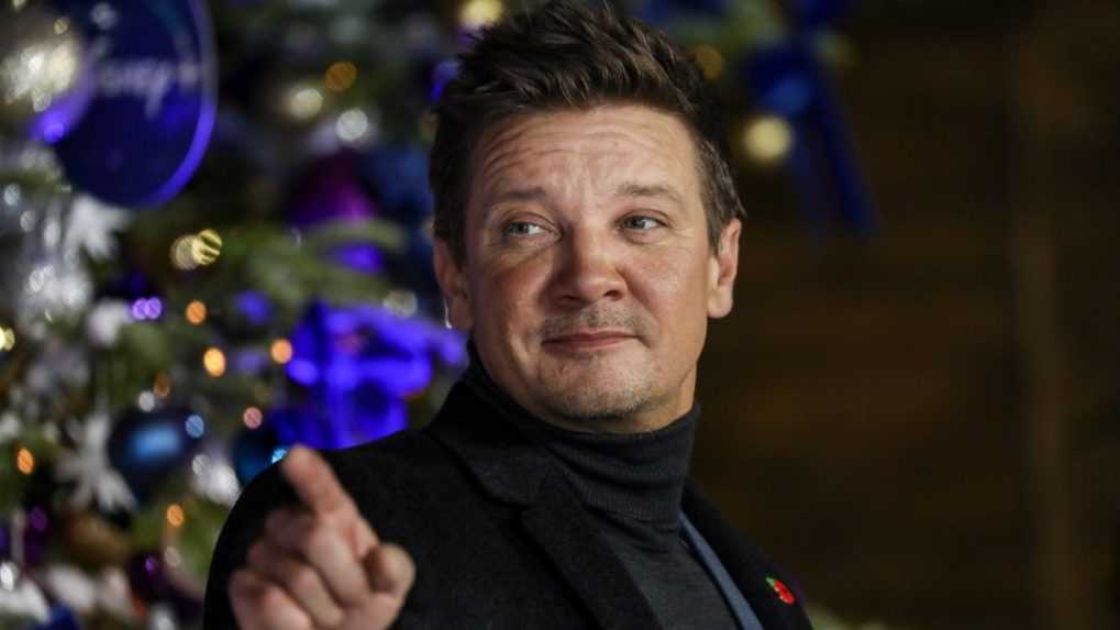 Americký herec Jeremy Renner sa zranil pri odpratávaní snehu. Jeho stav je kritický