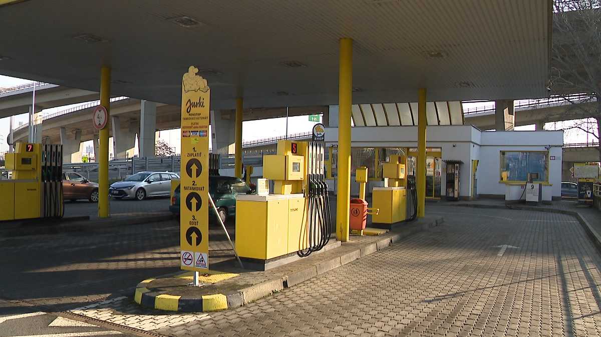 Strop na tankovanie naďalej obmedzuje autodopravcov. S&uacute; nespokojn&iacute;, že ho vl&aacute;da napriek pr&iacute;sľubu nech&aacute;va v platnosti