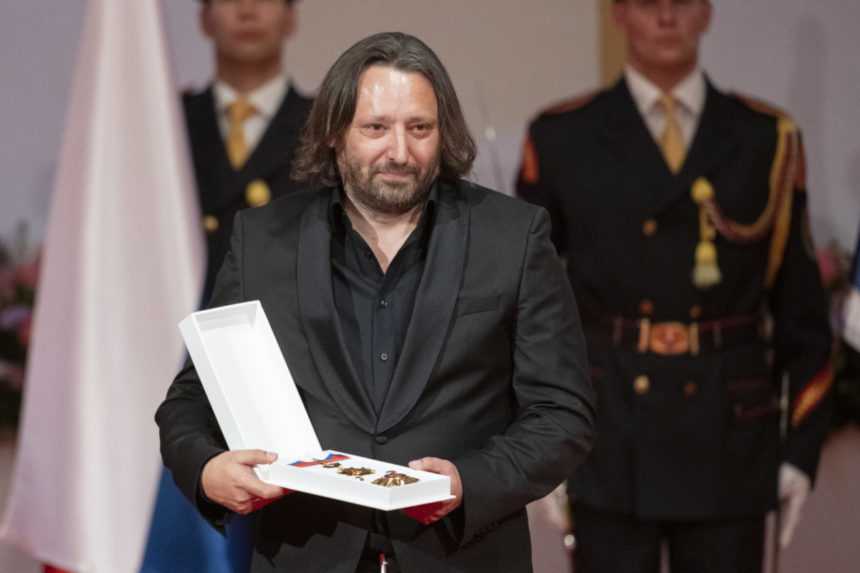 Slovenský automobilový dizajnér Jozef Kabaň si prebral Rad Ľudovíta Štúra II. triedy za mimoriadne šírenie dobrého mena SR v zahraničí.