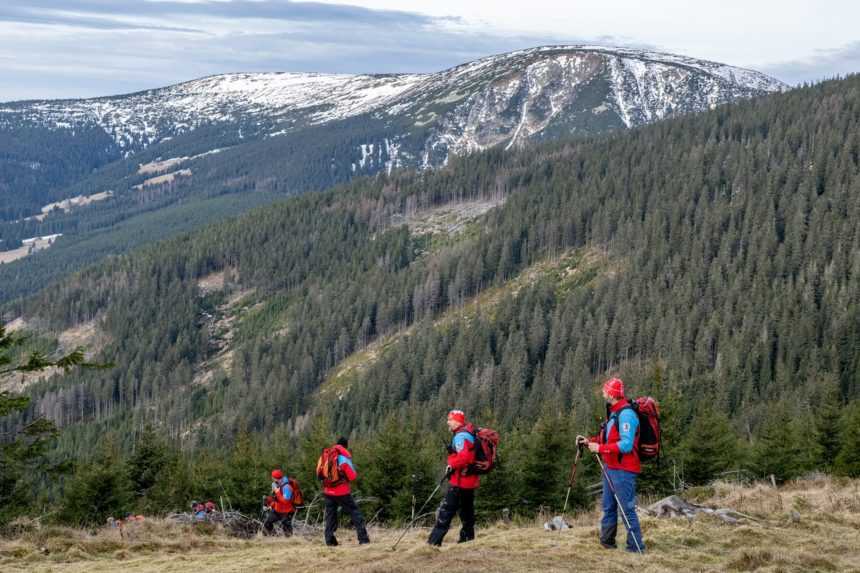 Horskí záchranári počas pátrania po žene a jej synovi.