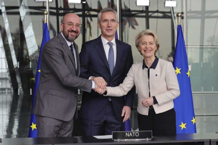 Zľava predseda Eur&oacute;pskej rady Charles Michel, gener&aacute;lny tajomn&iacute;k NATO Jens Stoltenberg a predsedn&iacute;čka Eur&oacute;pskej komisie Ursula von der Leyenov&aacute;.
