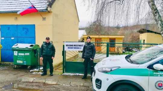 Na snímke príslušníci Policajného zboru pred volebnou miestnosťou.