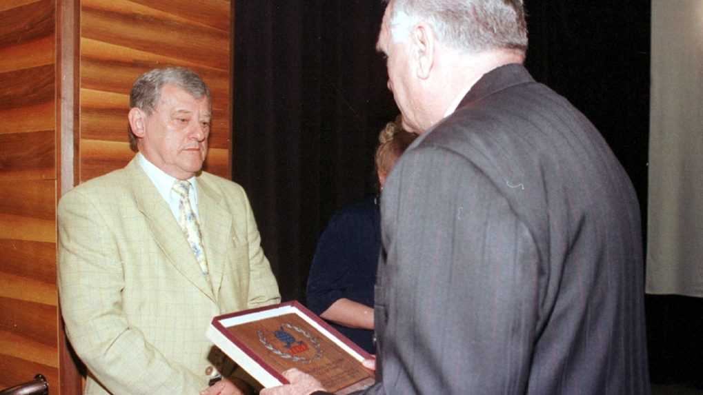 Na snímke je svetoznámy Jozef Golonka ( vľavo), ktorého zaradili do Siene slávy LIHG.