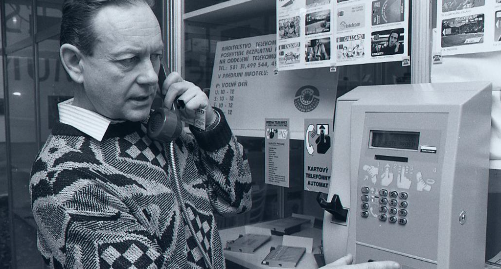 Na snímke hovor cez telefónny automat.