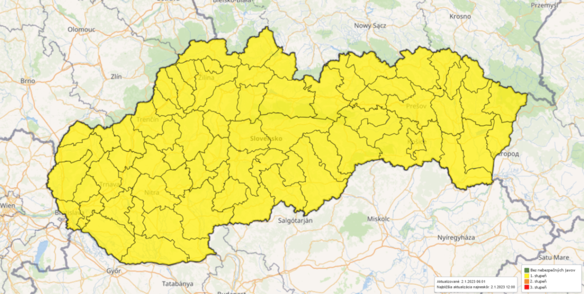 Mapa upozorňujúca na výstrahu prvého pre hmlou, ktorá platí na celom území Slovenska.