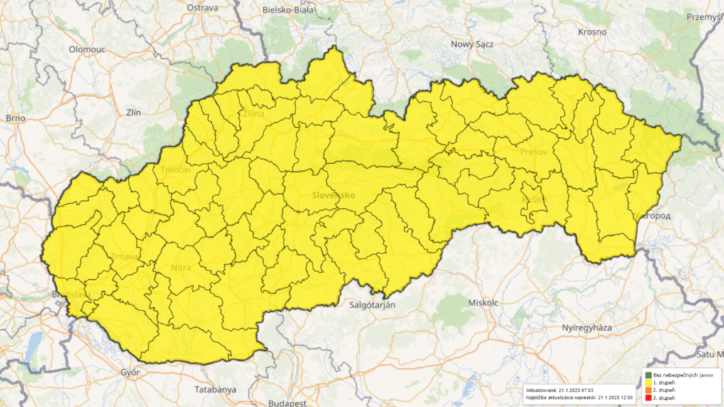 Mapa Slovenska s vyznačeným prvým stupňom meteorologickej výstrahy pred poľadovicou, snežením a snehovými jazykmi.