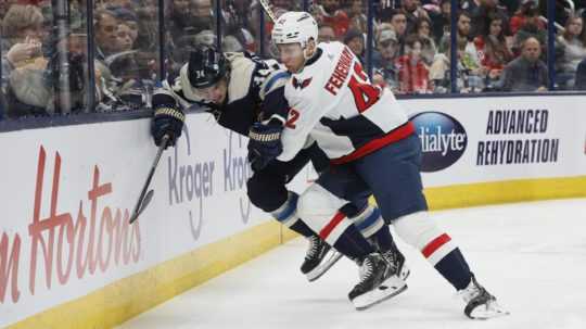 Martín Fehérváry z Washingtonu Capitals v súboji s Coleom Sillingerom z Columbusu Blue Jackets.