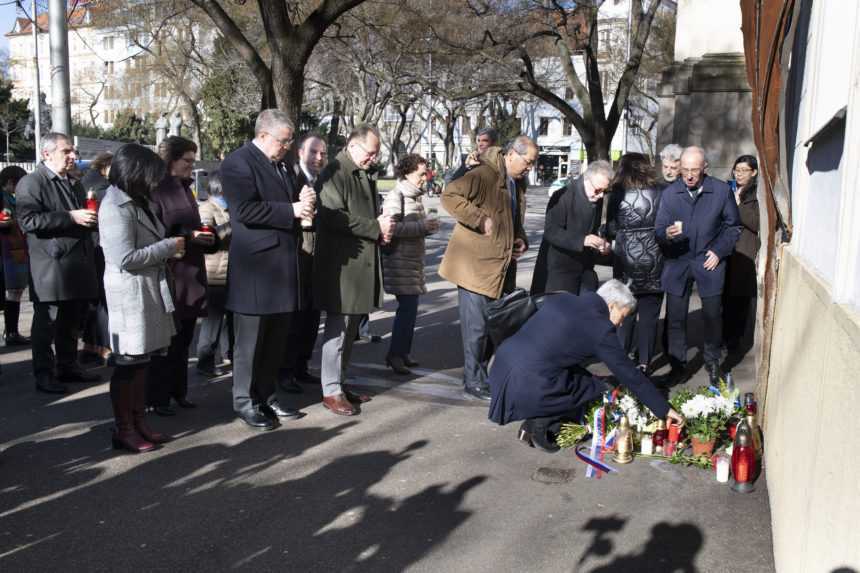 Na snímke veľvyslanci 25 krajín a zástupcovia diplomatických misií počas uctenia si pamiatky Jána Kuciaka a Martiny Kušnírovej pri symbolickom pamätníku na Námestí SNP.
