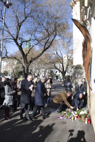 Na snímke veľvyslanci 25 krajín a zástupcovia diplomatických misií počas uctenia si pamiatky Jána Kuciaka a Martiny Kušnírovej pri symbolickom pamätníku na Námestí SNP.