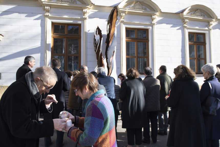 Na snímke veľvyslanci 25 krajín a zástupcovia diplomatických misií počas uctenia si pamiatky Jána Kuciaka a Martiny Kušnírovej pri symbolickom pamätníku na Námestí SNP.